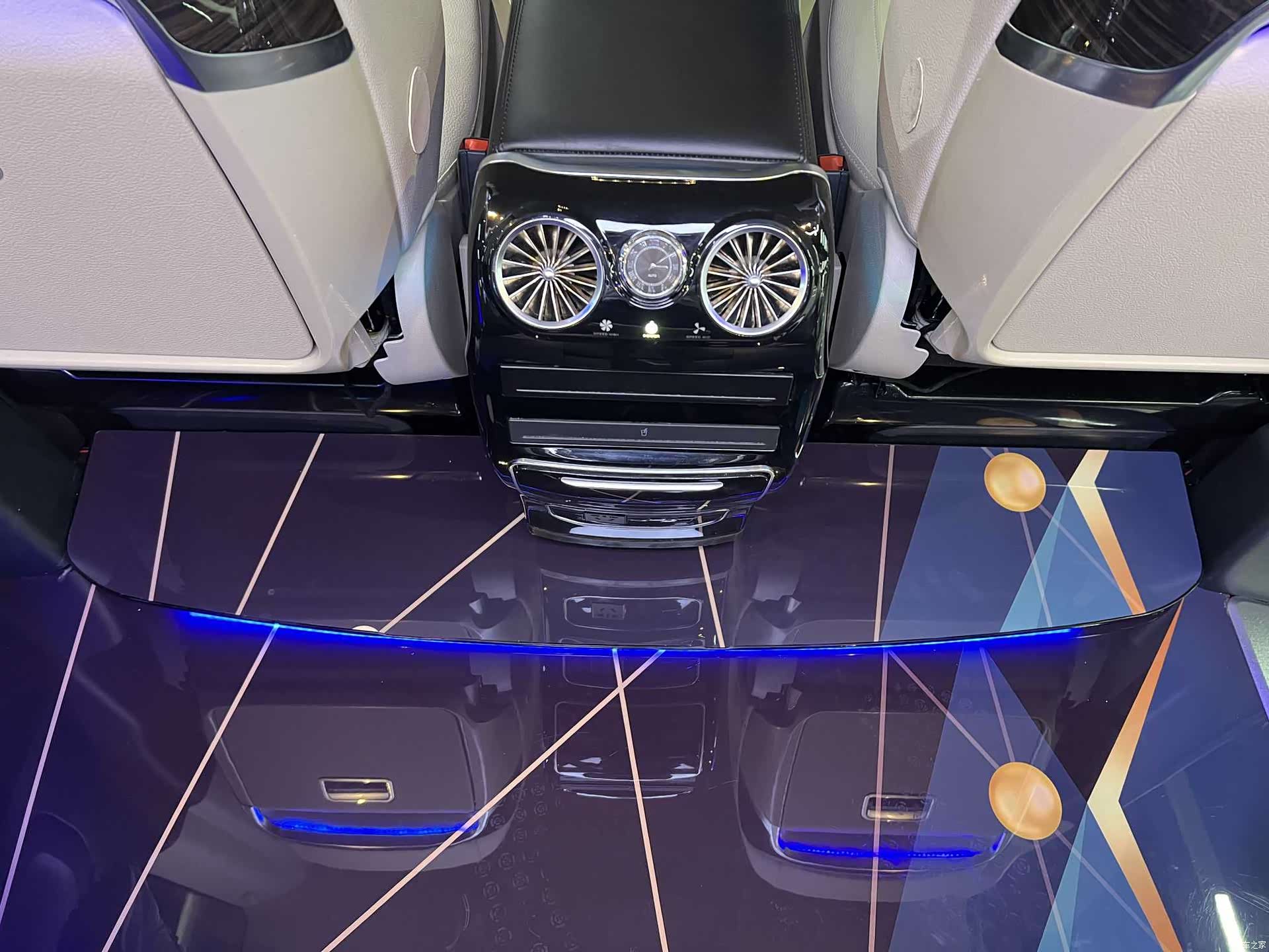 Mercedes-Benz 7, 2024 11