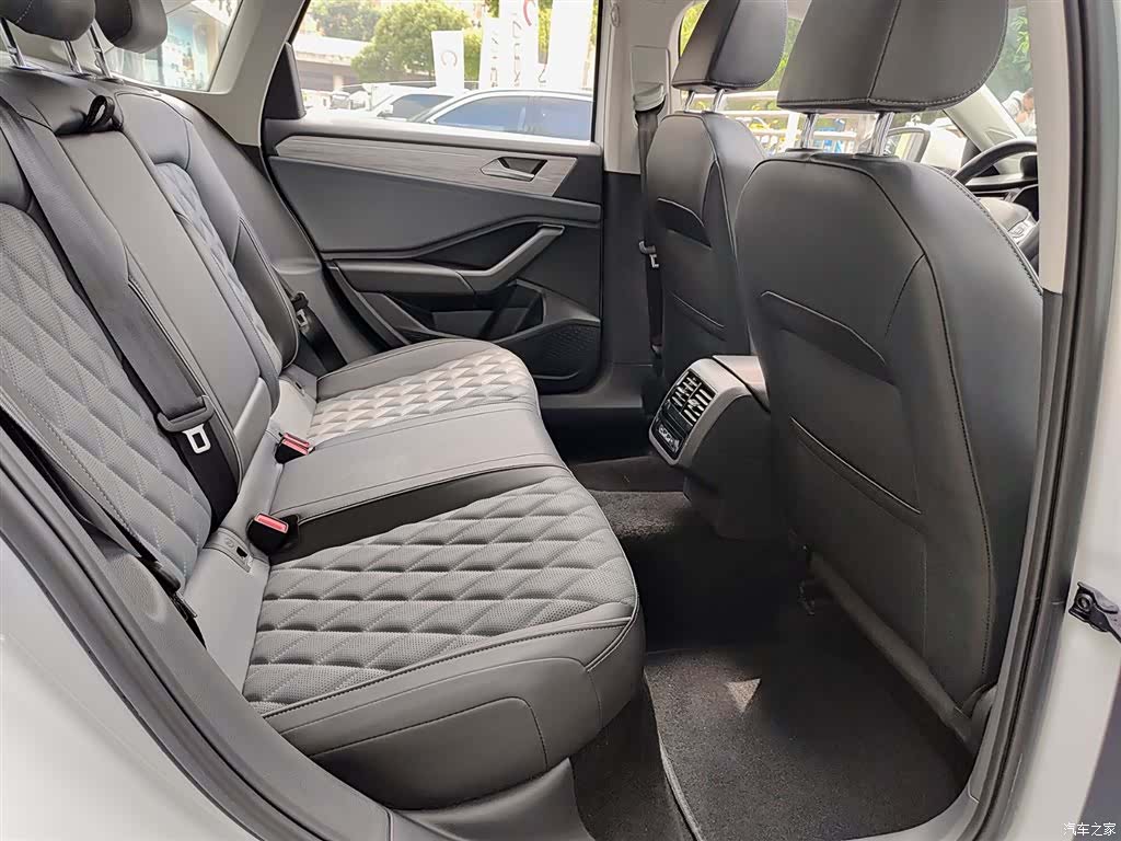 Volkswagen Sagitar, 2024 11