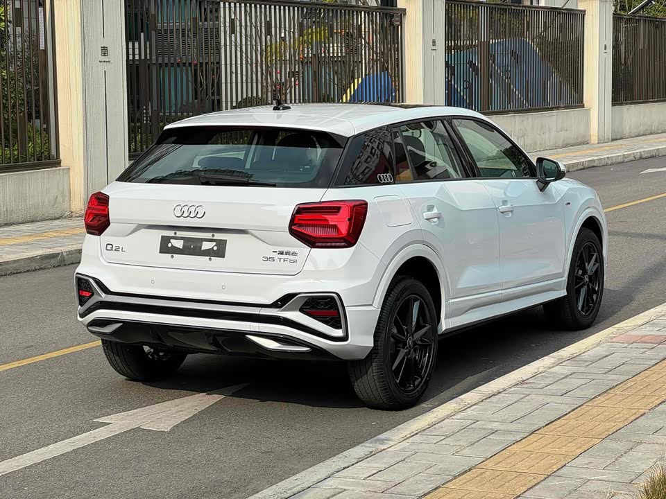 Audi Q2L