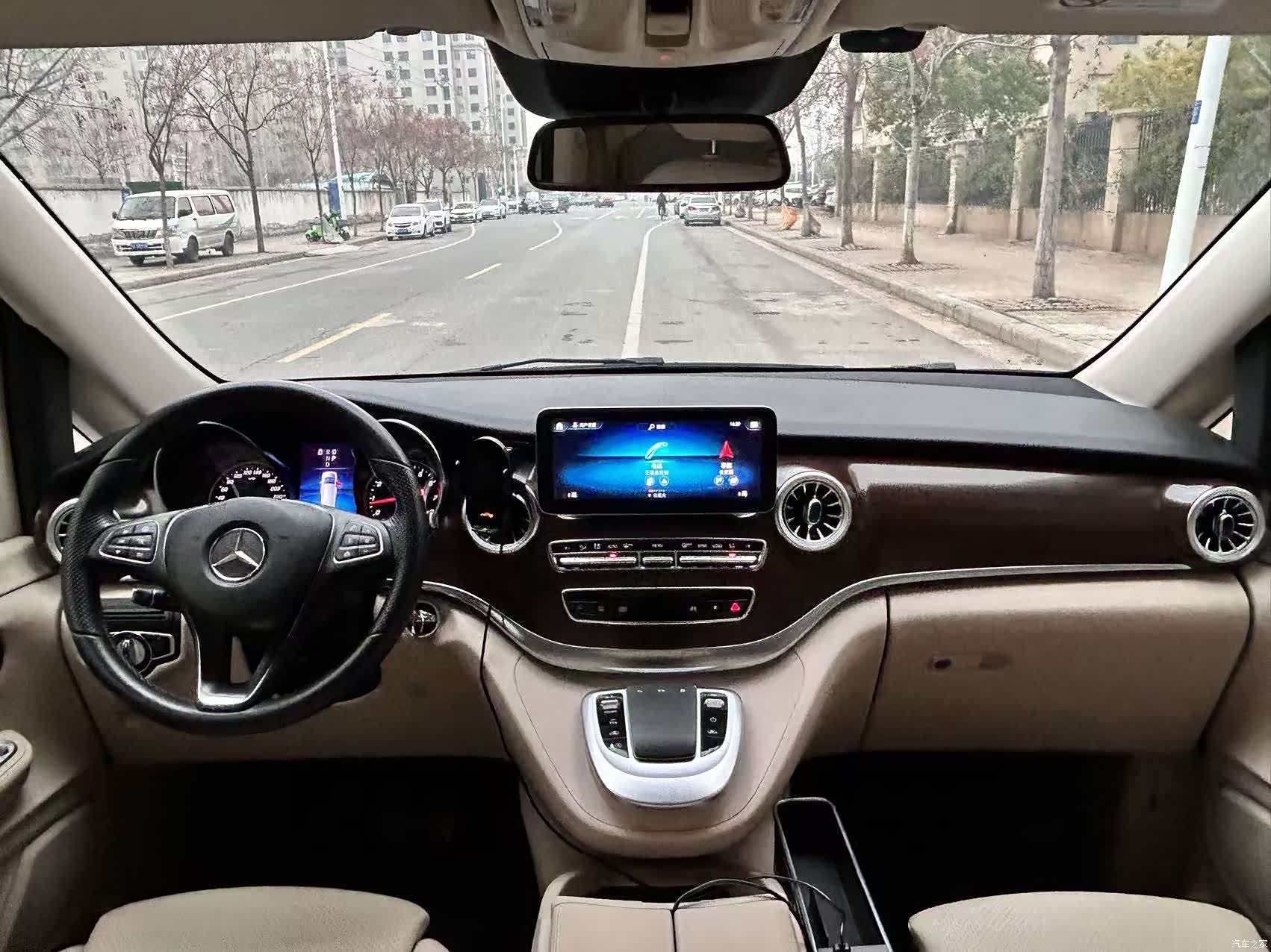 Mercedes-Benz V-Class, 2023 13