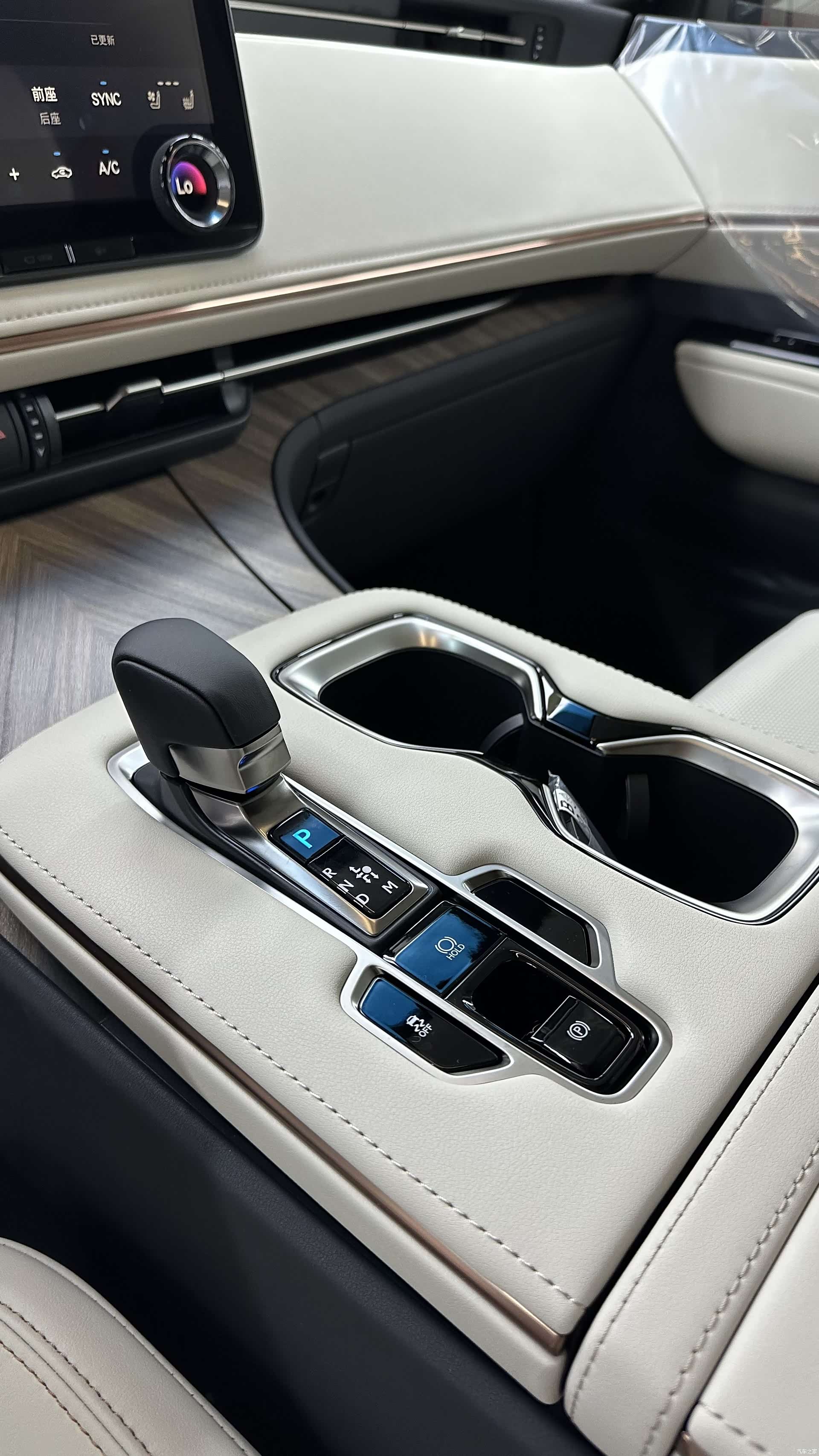Lexus LM, 2025 10