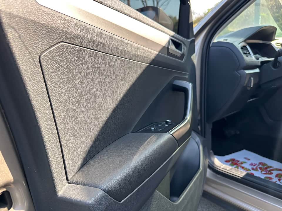 Volkswagen T-ROC exploring Songs