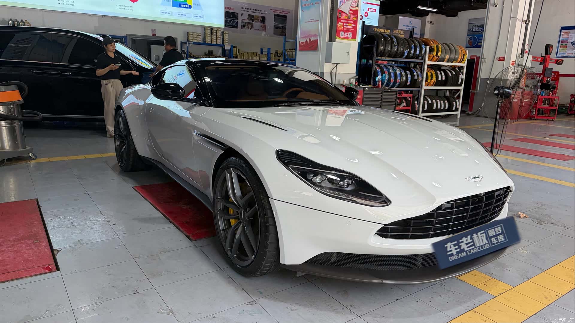 Aston Martin DB11, 2019 3