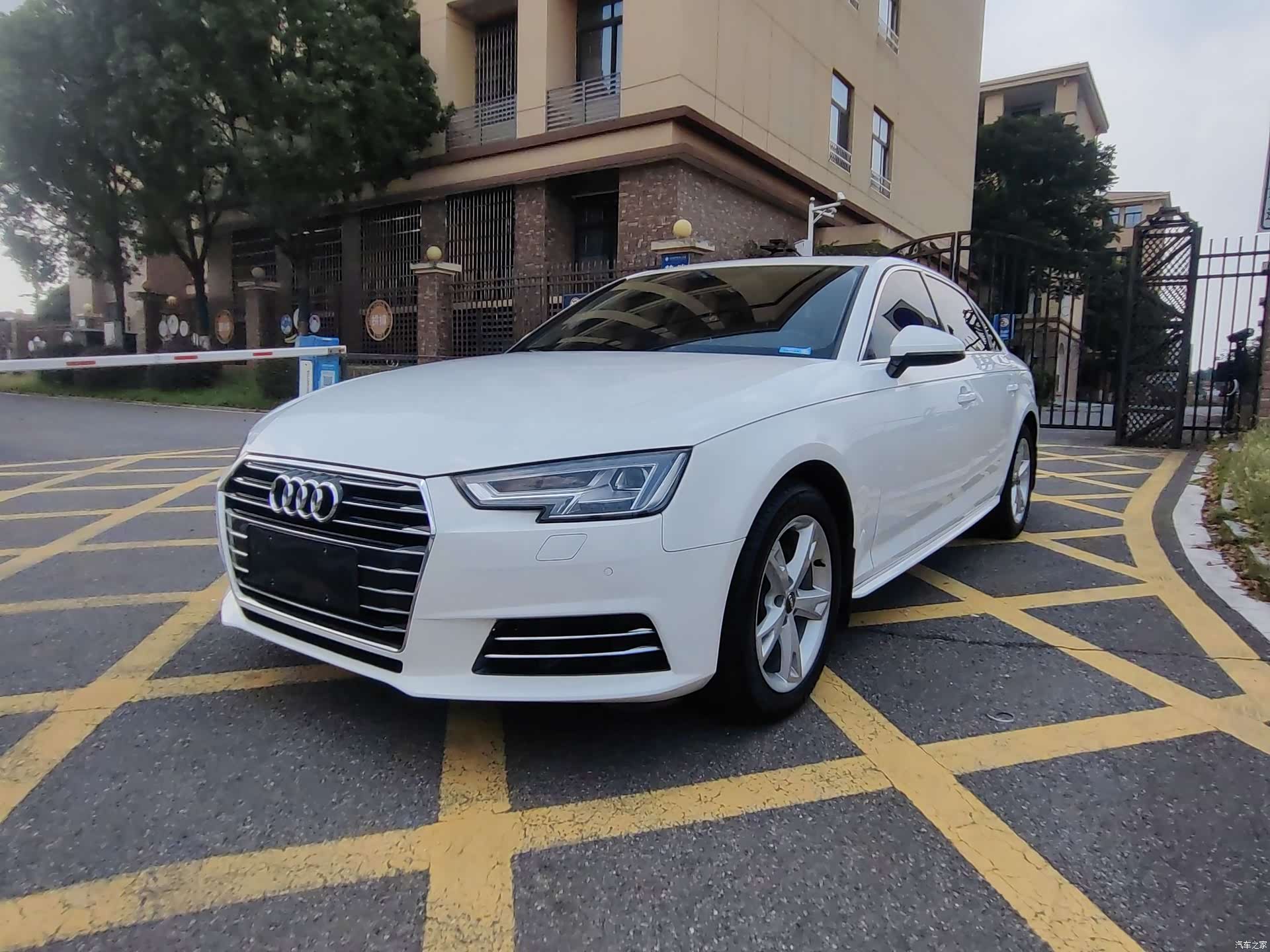 Audi A4L, 2017 1
