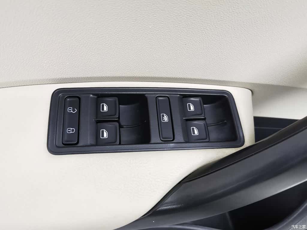 Skoda Rapid, 2014 9