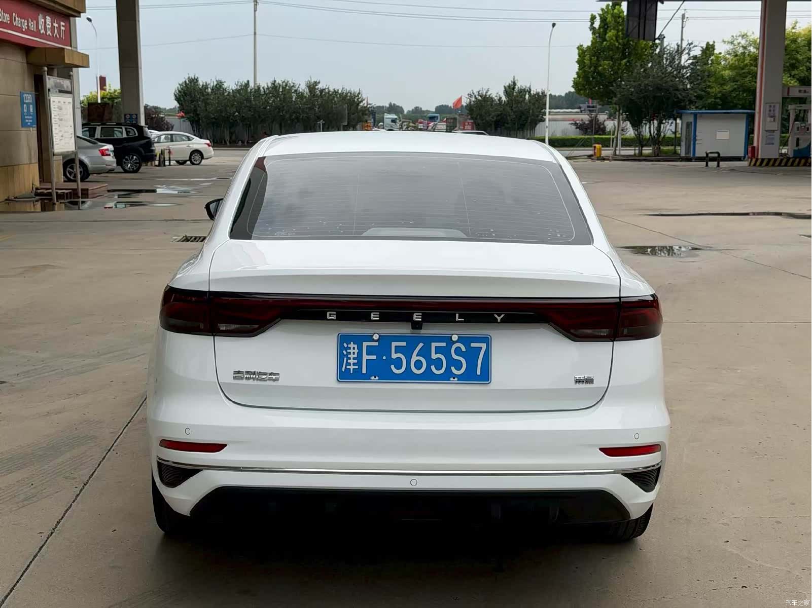 Geely Emgrand, 2022 все фото