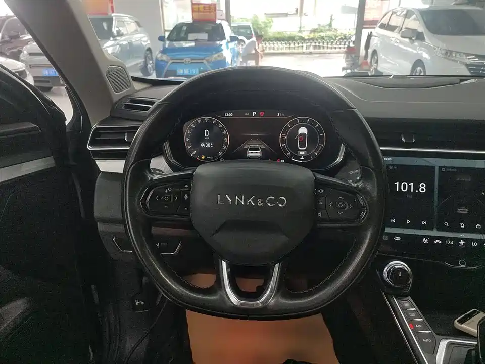 Lynk & Co 01