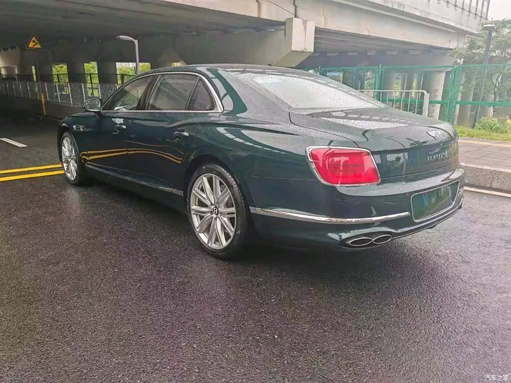 Bentley Flying Spur, 2023 3
