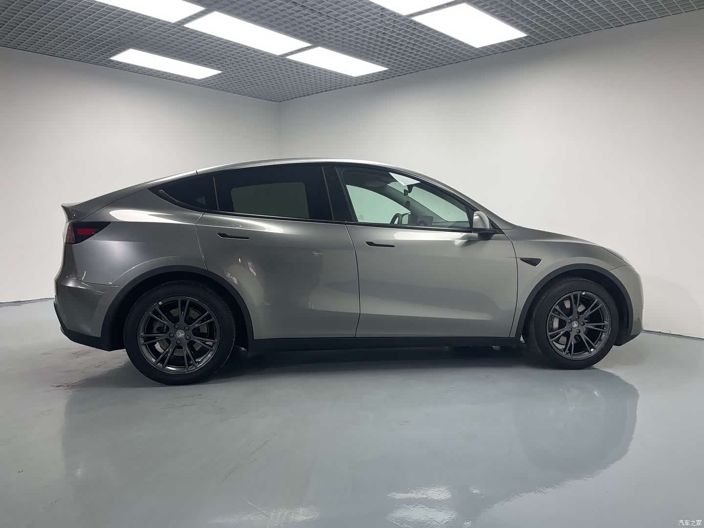 Tesla Model Y, 2024 6