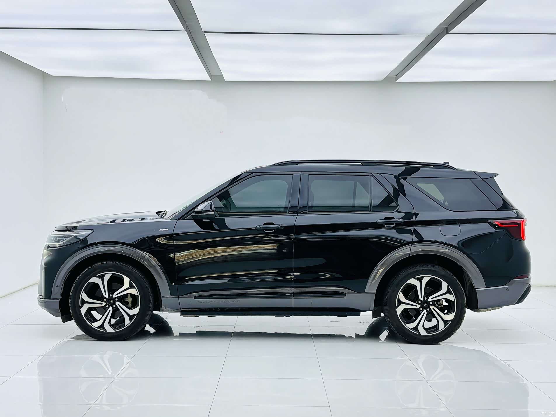 Ford Explorer, 2023 4