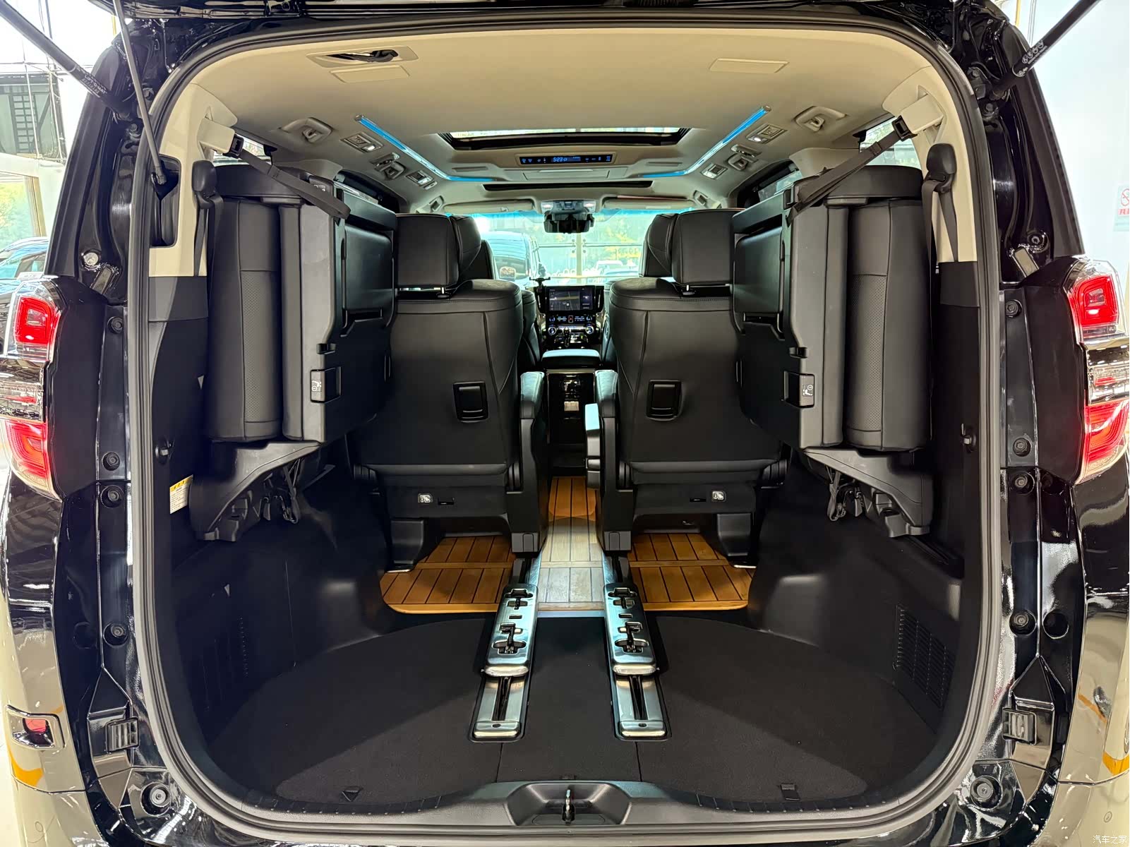 Toyota Vellfire, 2023 12