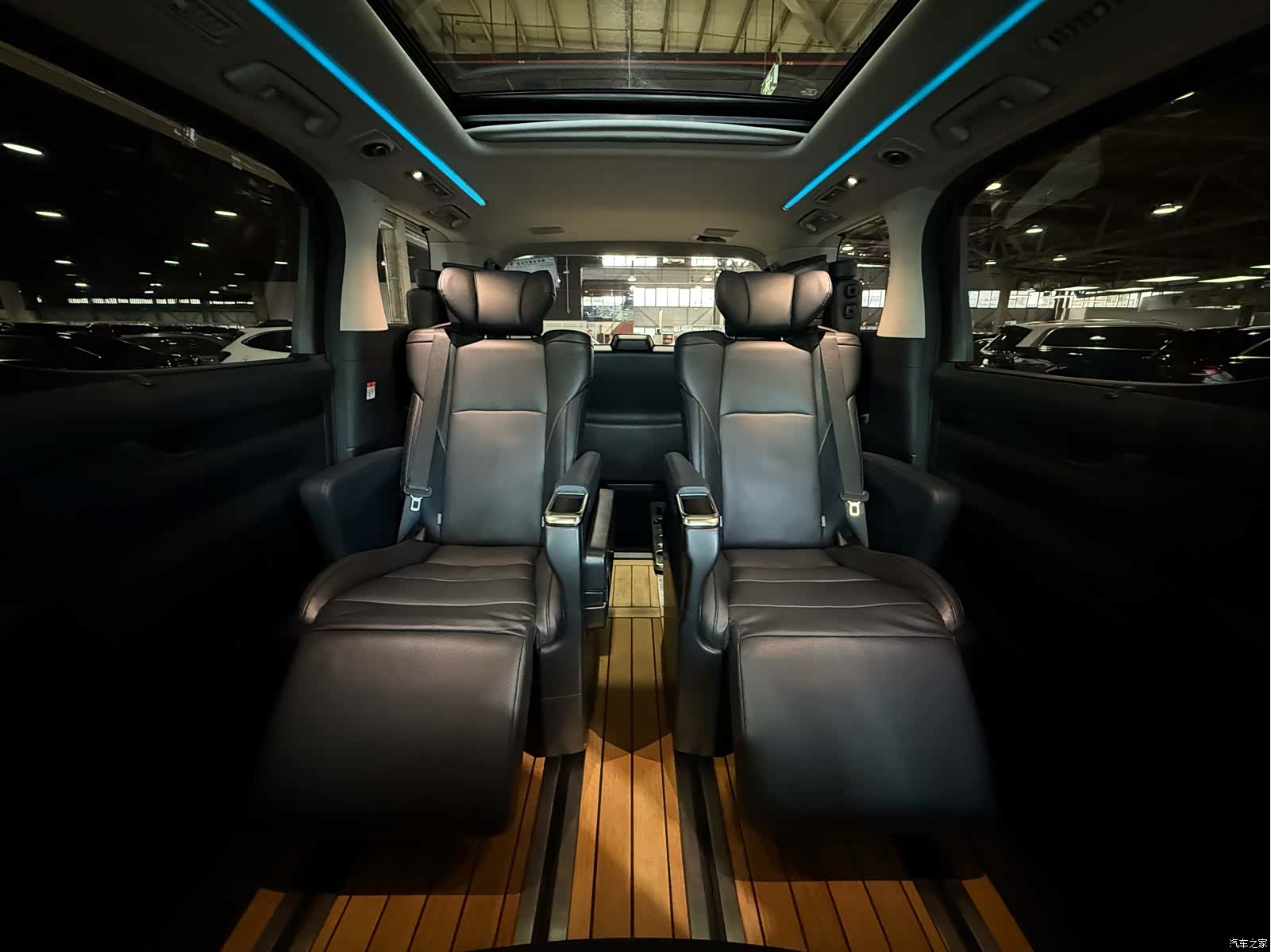 Toyota Vellfire, 2023 21