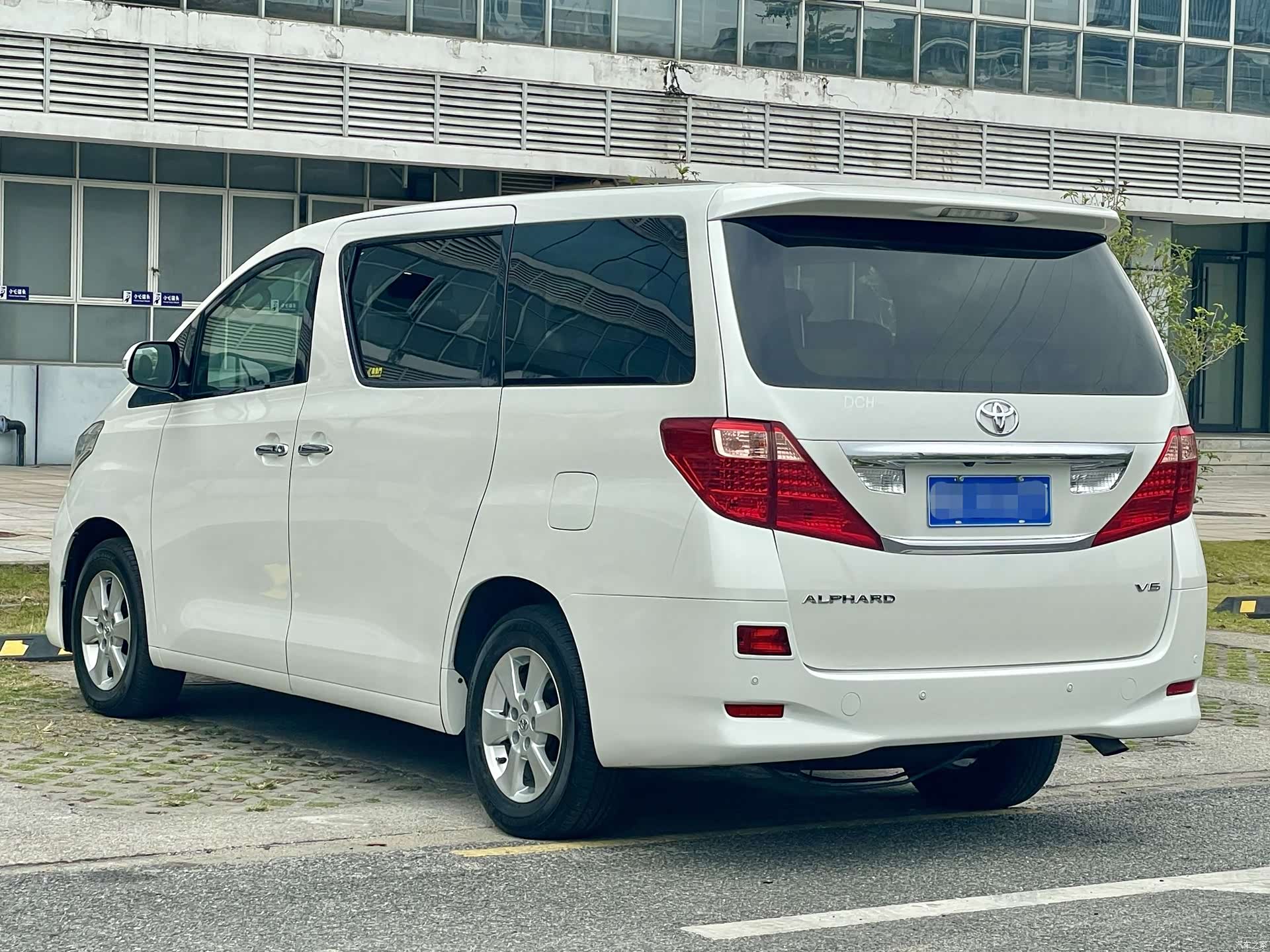 Toyota Alphard, 2011 4