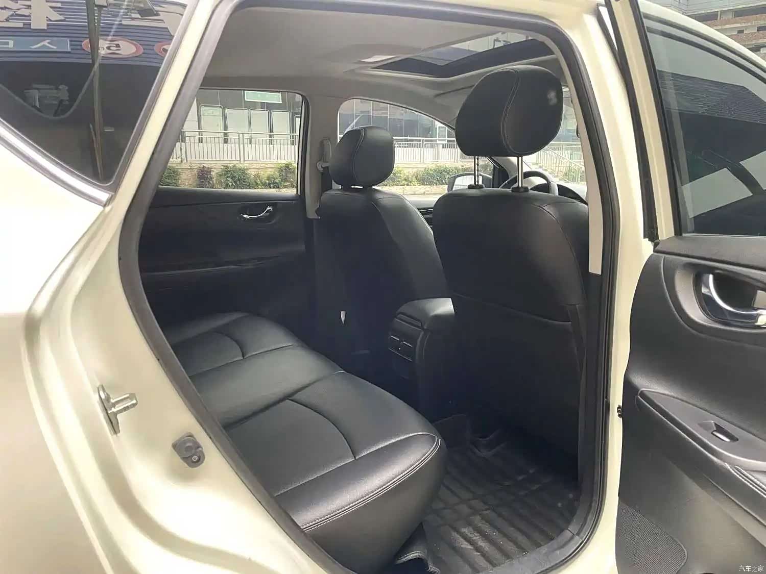 Nissan Tiida, 2022 12