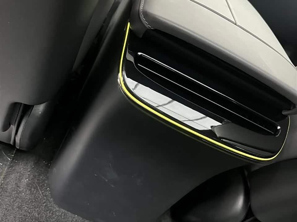 VOYAH Lantu chasing light