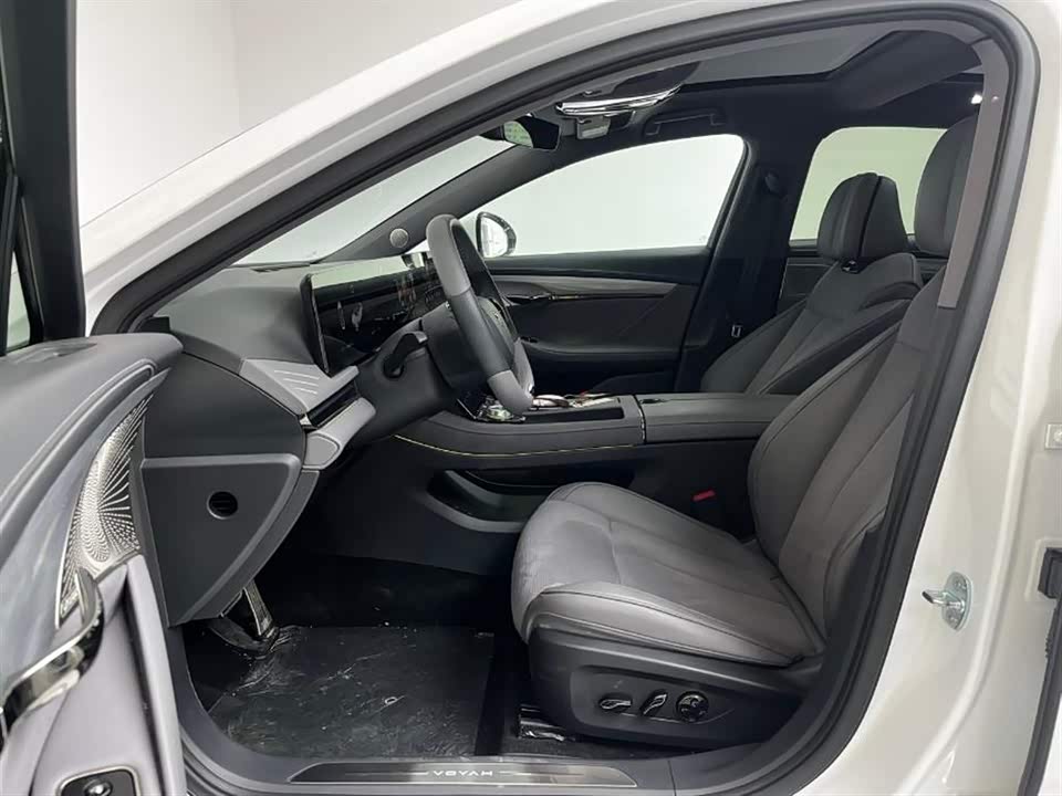 VOYAH Lantu chasing light