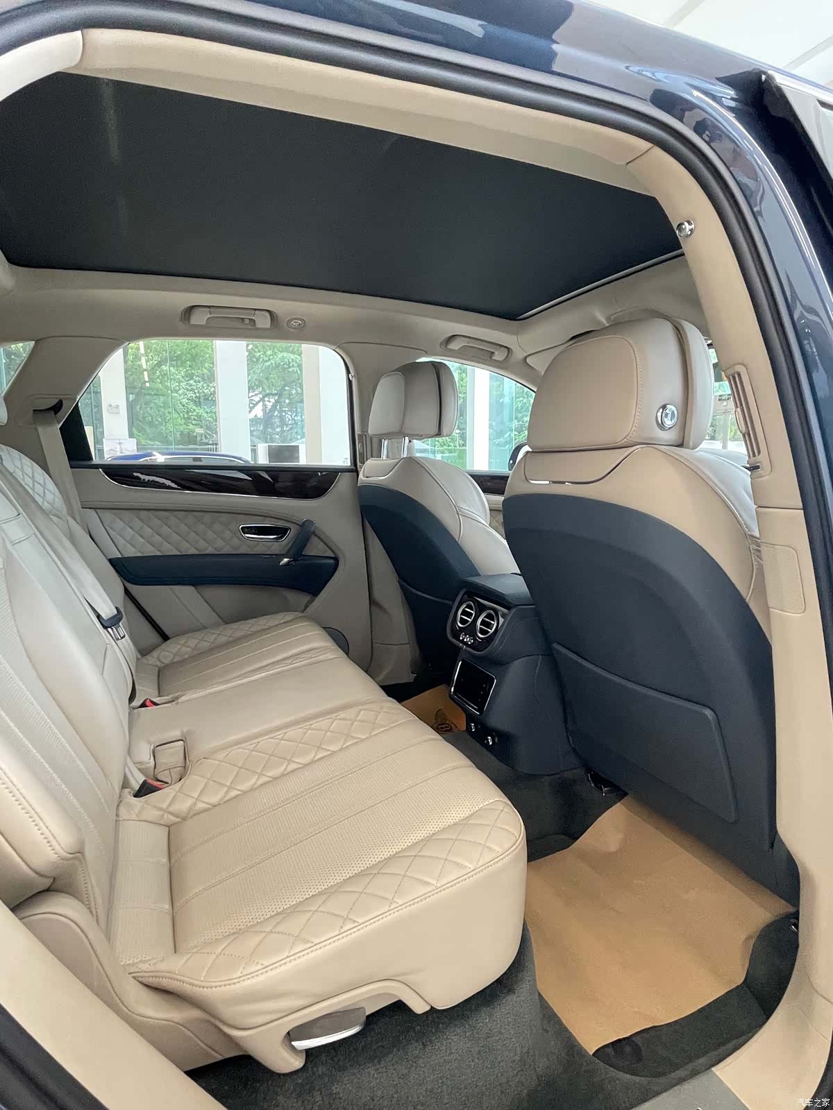 Bentley Bentayga, 2017 15