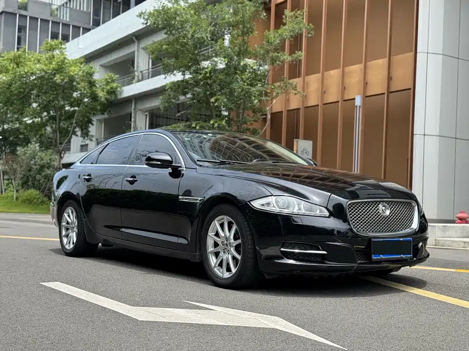 Jaguar XJ
