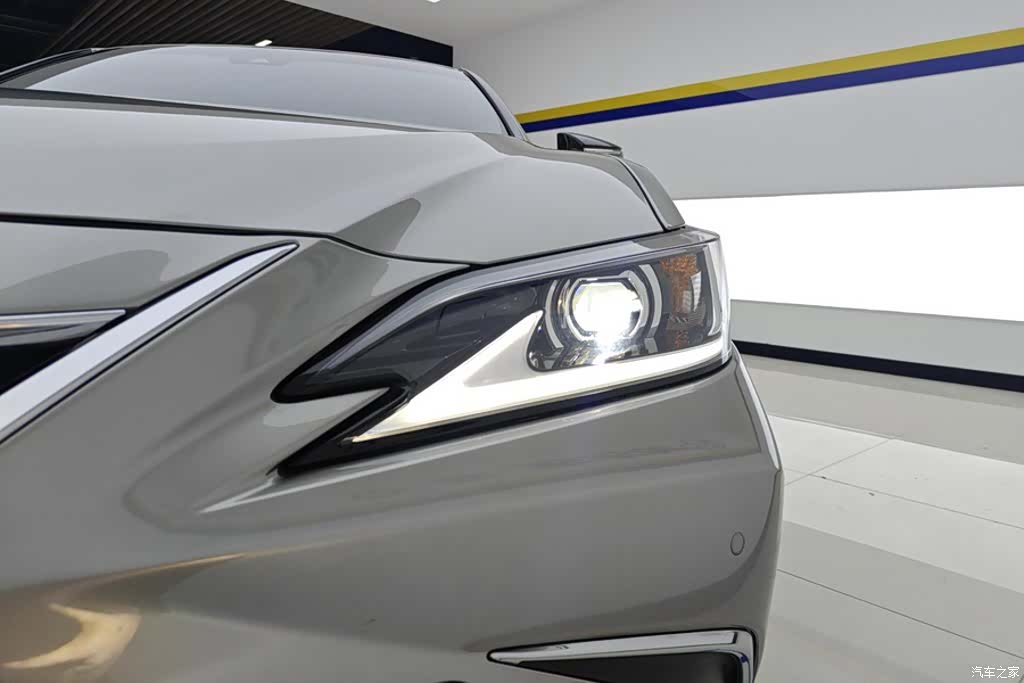 Lexus ES, 2023 все фото