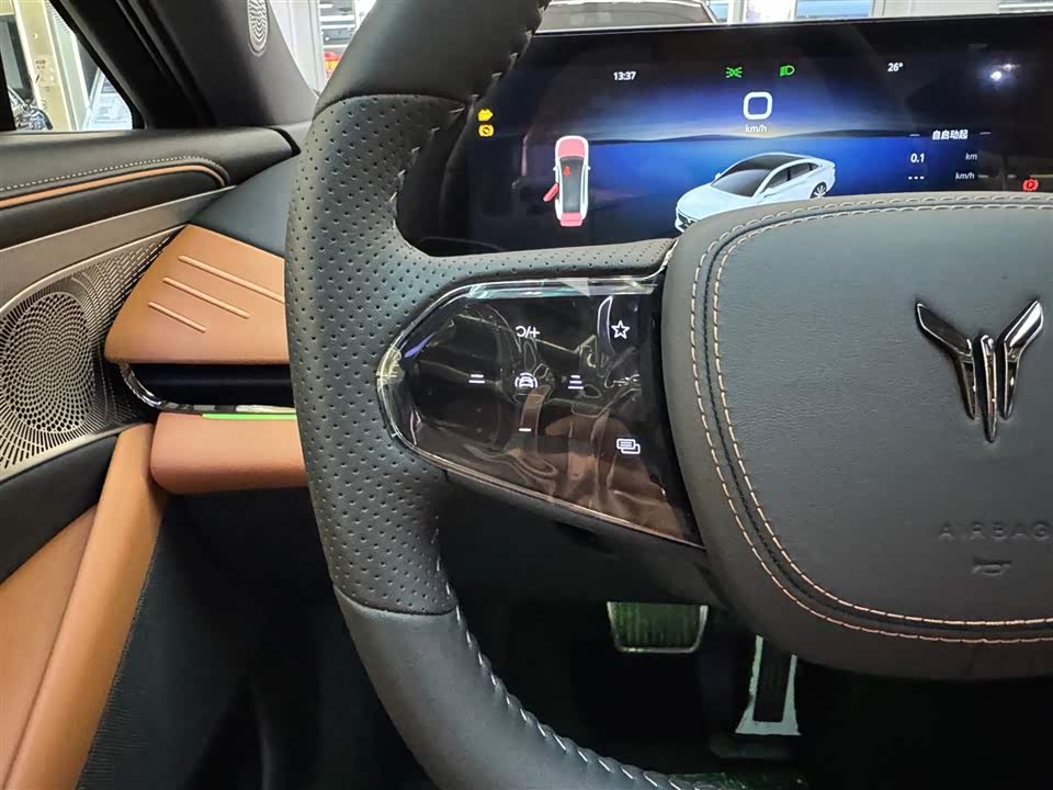 VOYAH Lantu chasing light