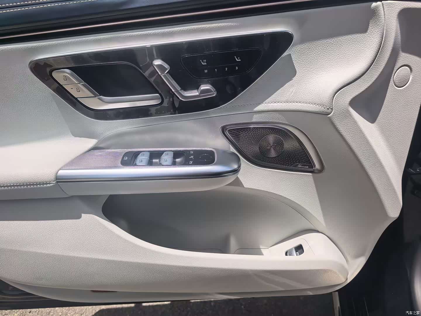 Mercedes-Benz EQE, 2025 12