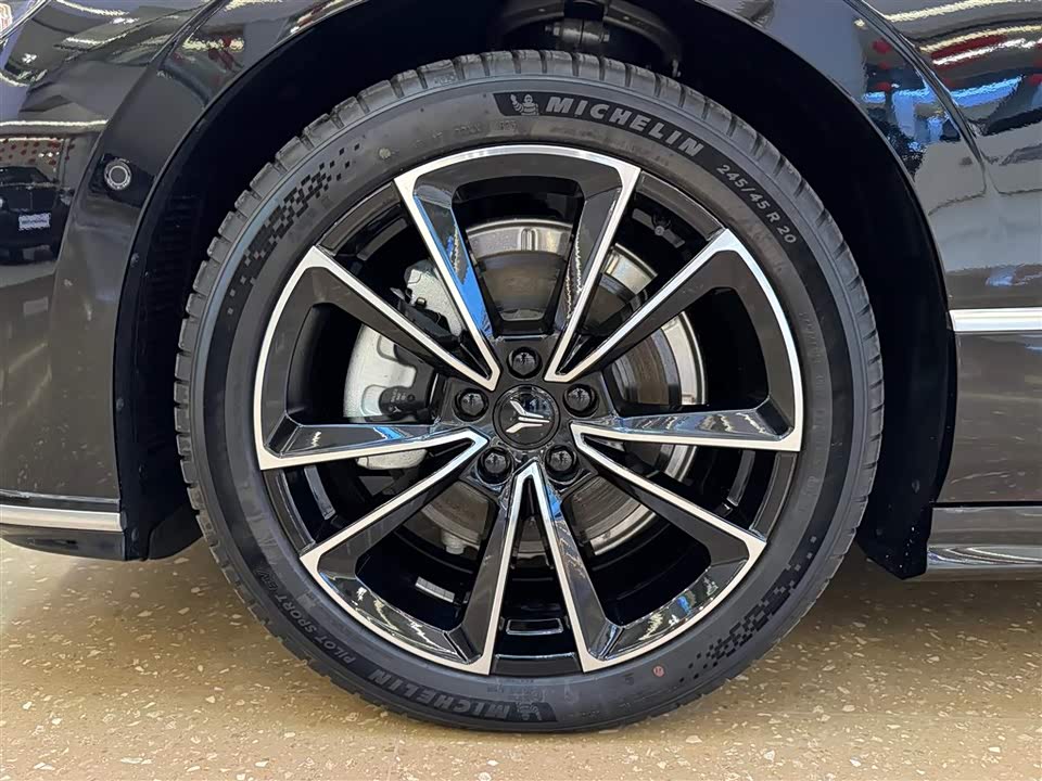 VOYAH Lantu chasing light