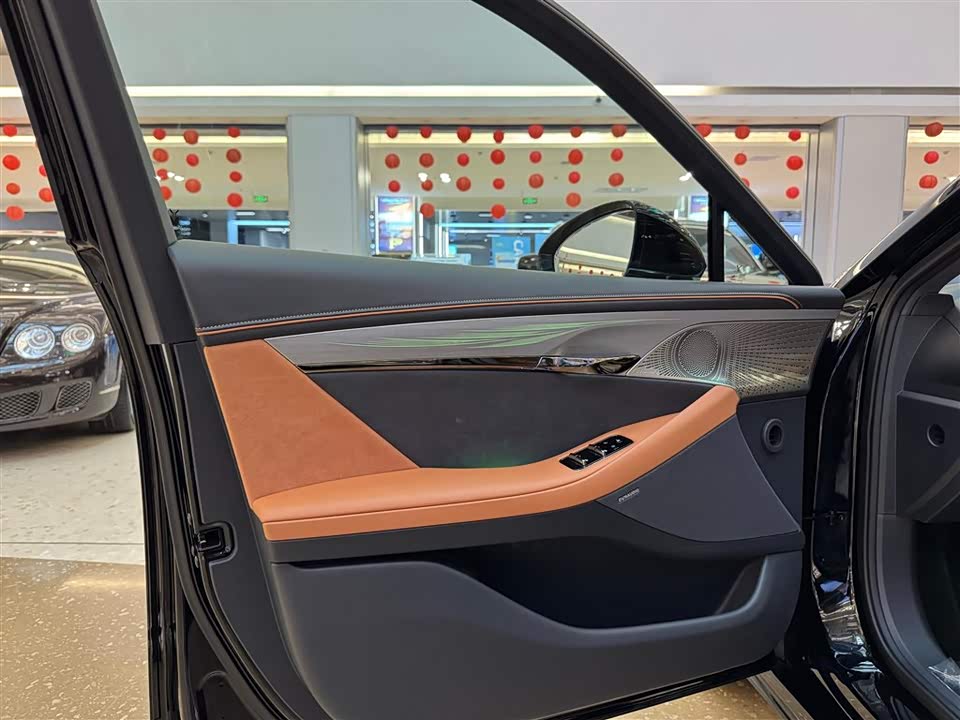 VOYAH Lantu chasing light