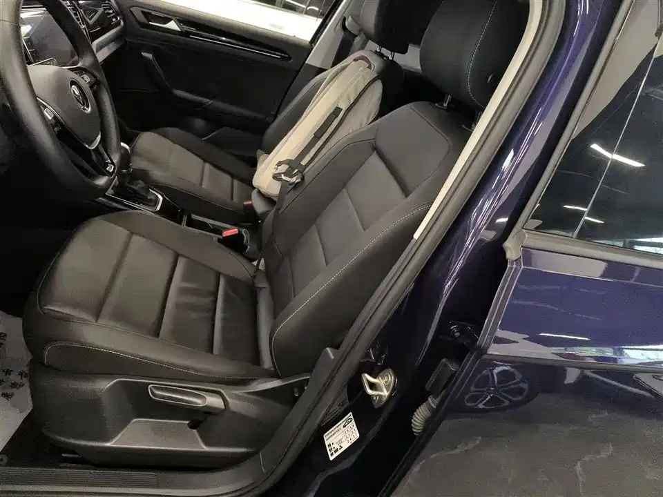 Volkswagen T-ROC exploring Songs