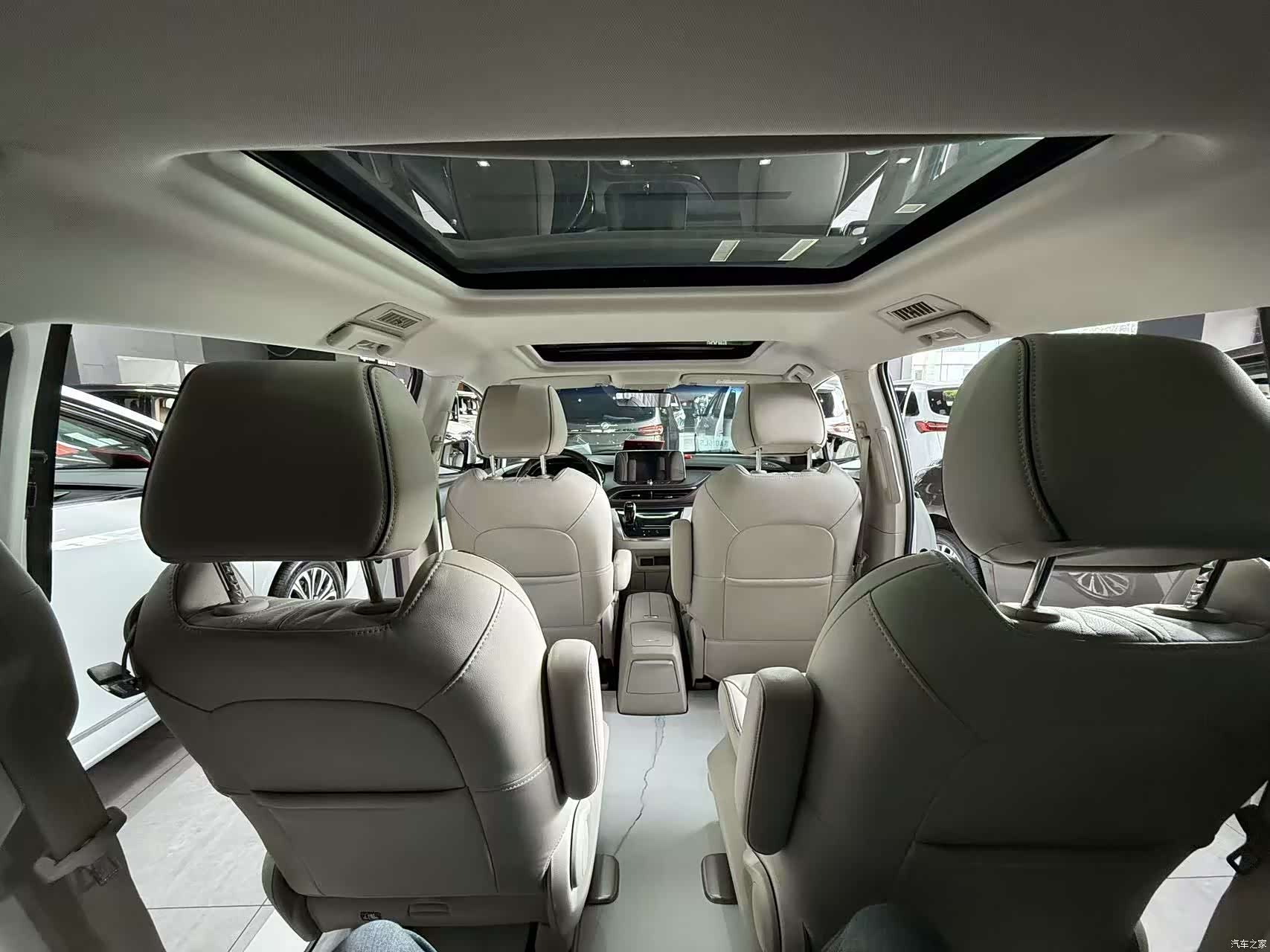 Buick GL8, 2021 3