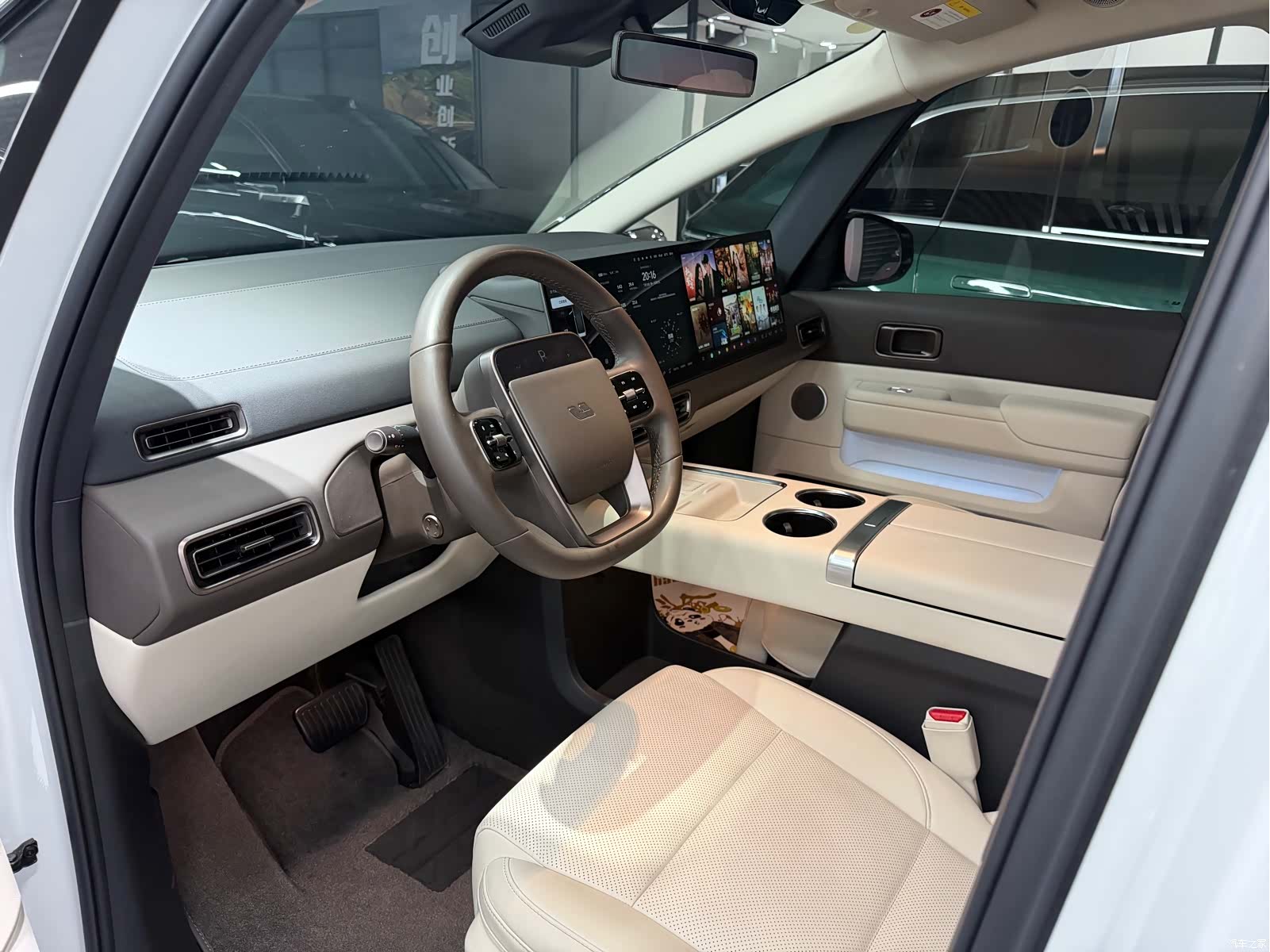 Li Auto MEGA, 2025 6