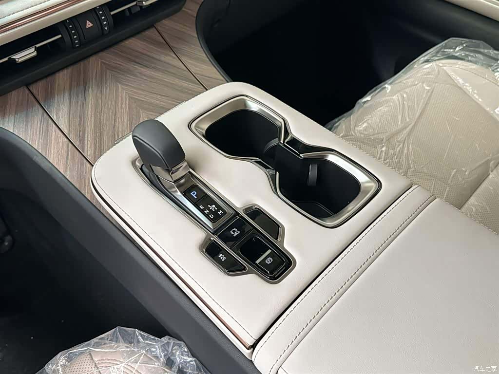 Lexus LM, 2025 11