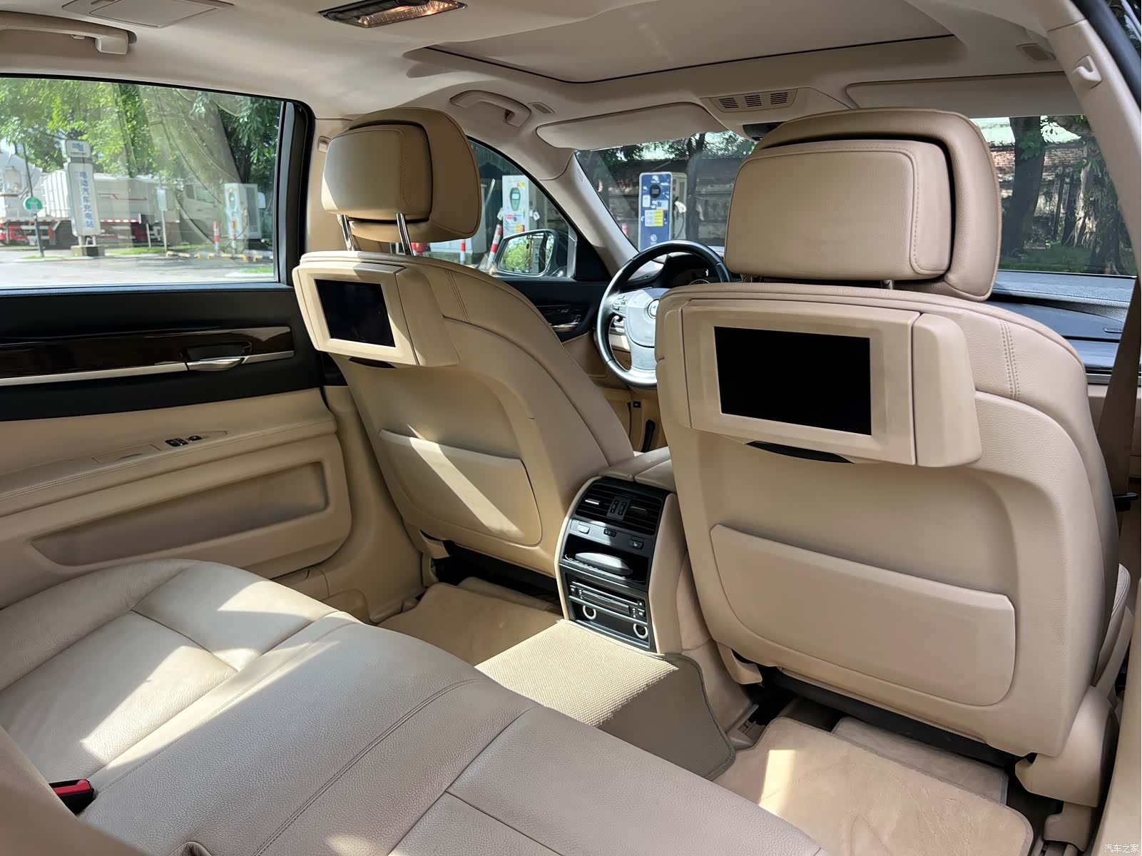 BMW 7 Series, 2010 6