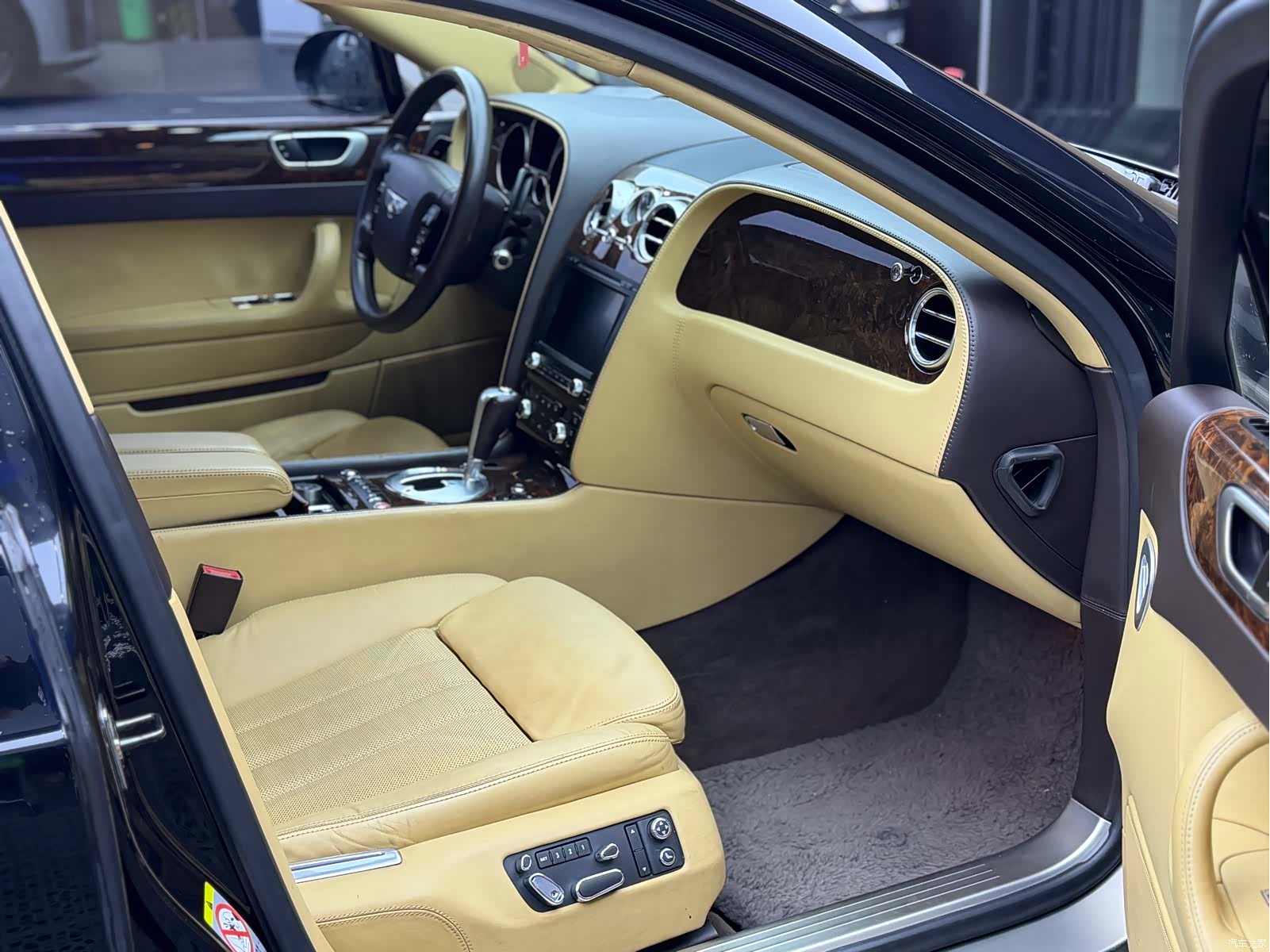 Bentley Flying Spur, 2011 7