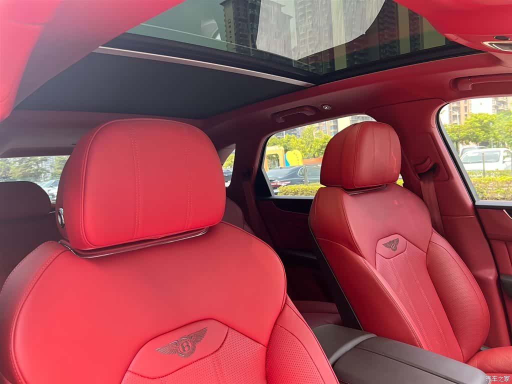 Bentley Bentayga, 2022 10