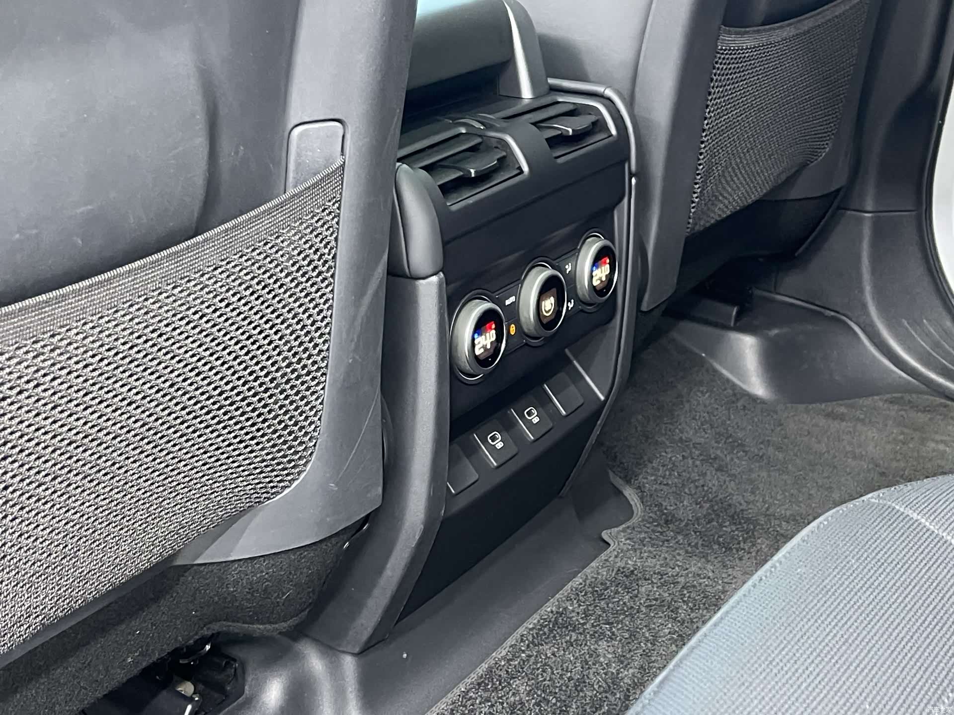 Land Rover Defender, 2024 17