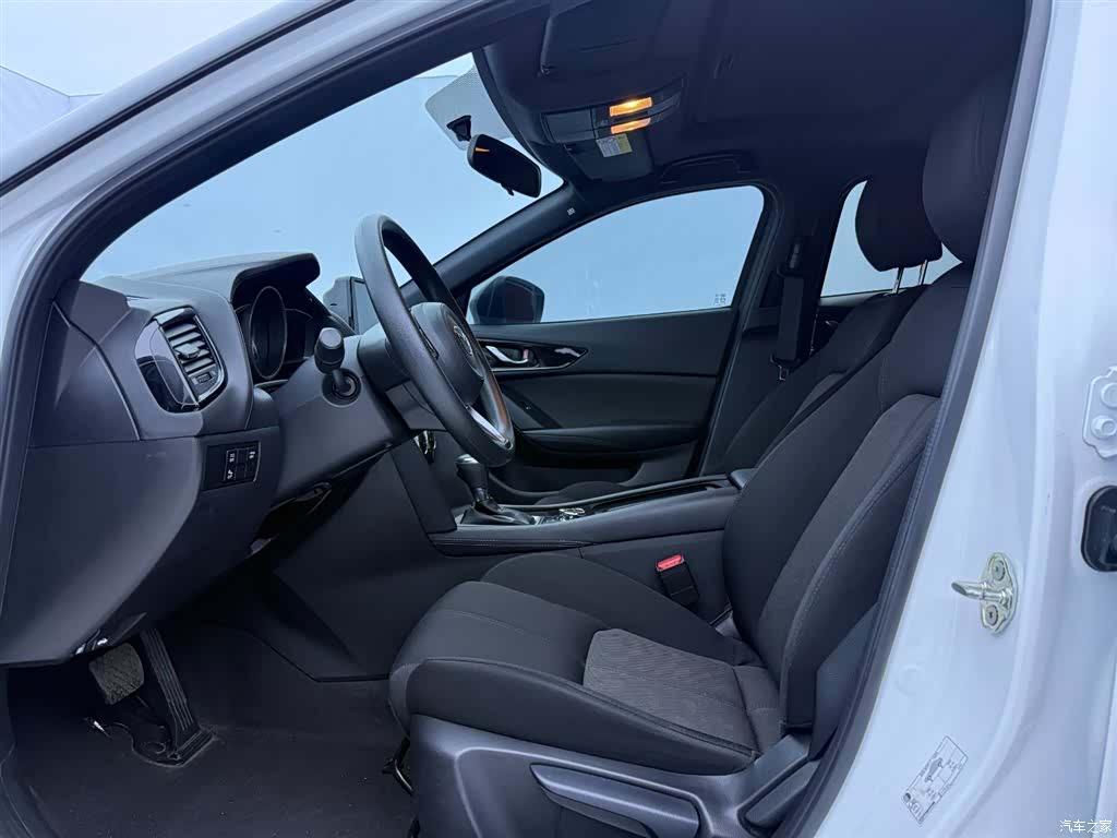 Mazda CX-4, 2023 10