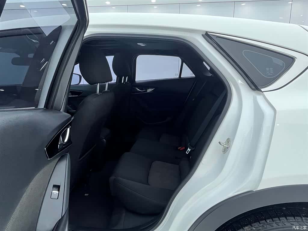 Mazda CX-4, 2023 12