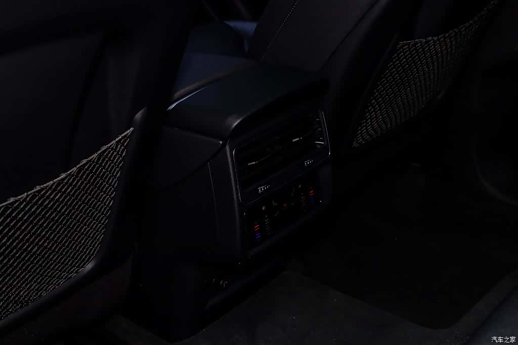 Audi Q8, 2023 10