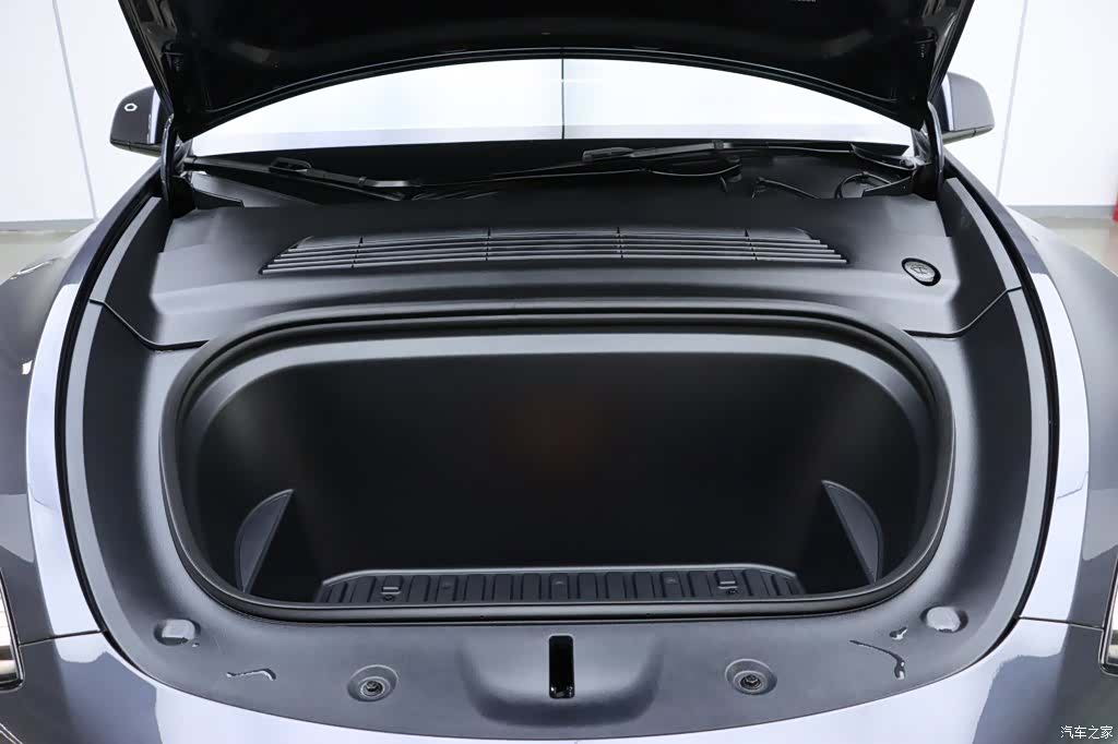 Tesla Model Y, 2024 9