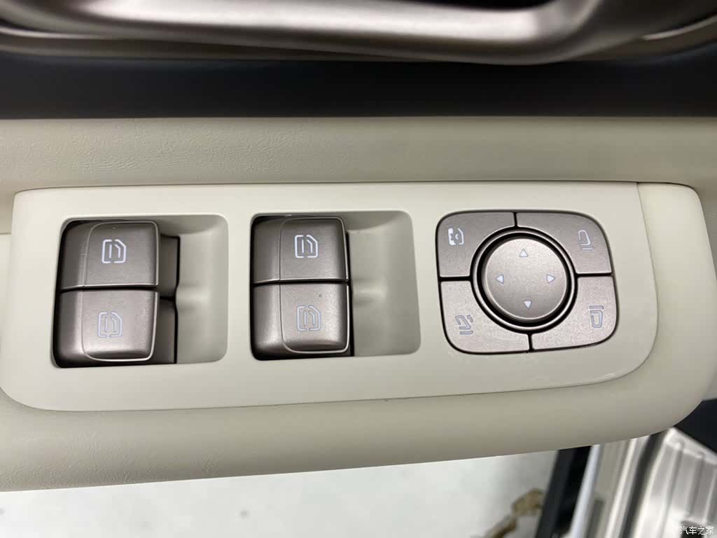 Li Auto MEGA, 2025 25