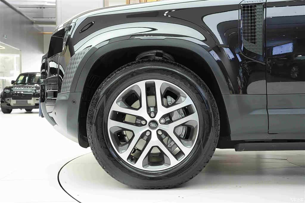Land Rover Defender, 2024 25