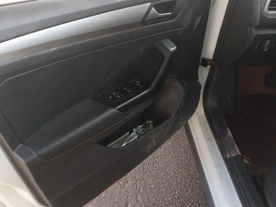 Volkswagen T-ROC exploring Songs