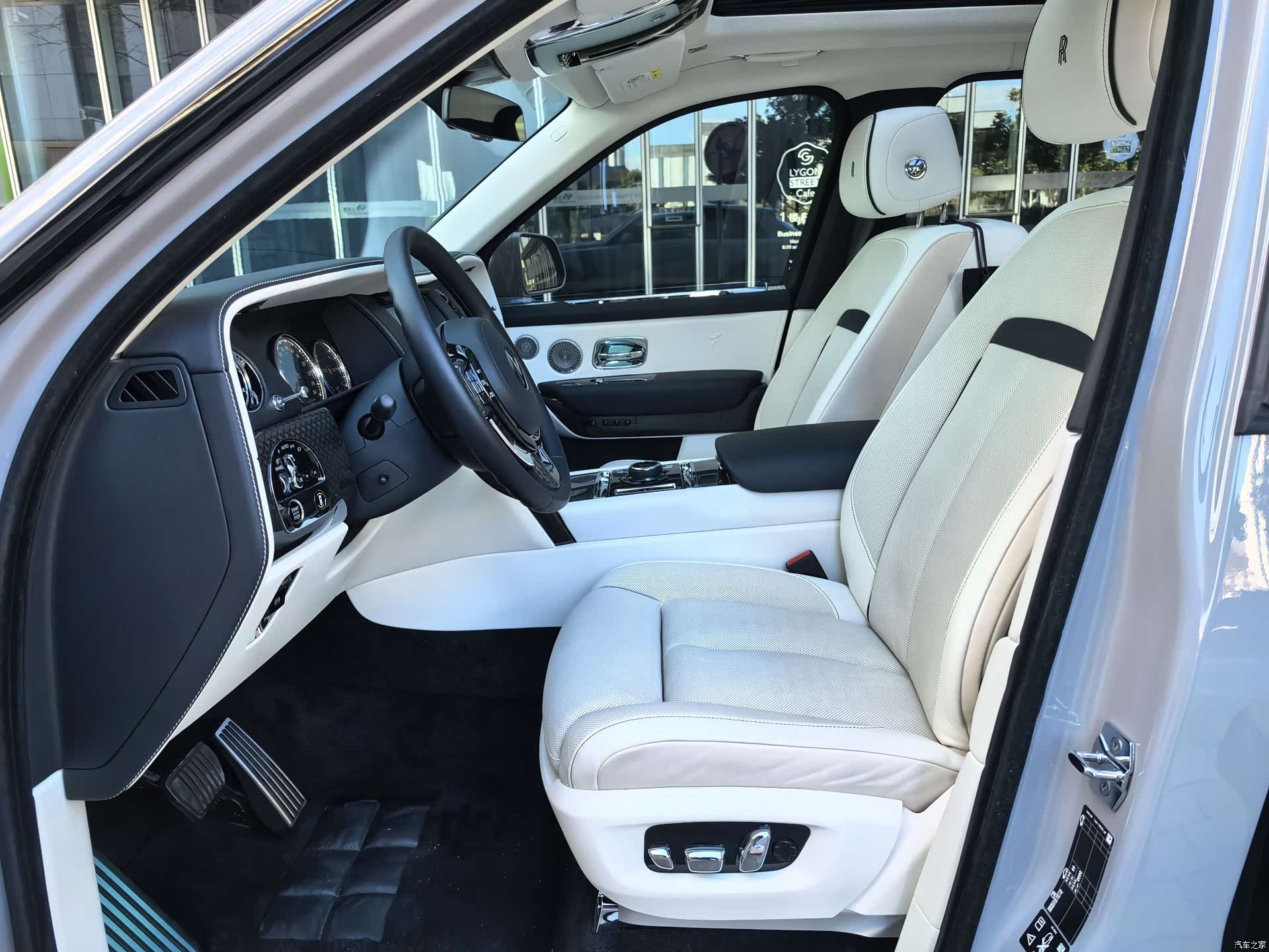 Rolls-Royce Cullinan, 2022 8