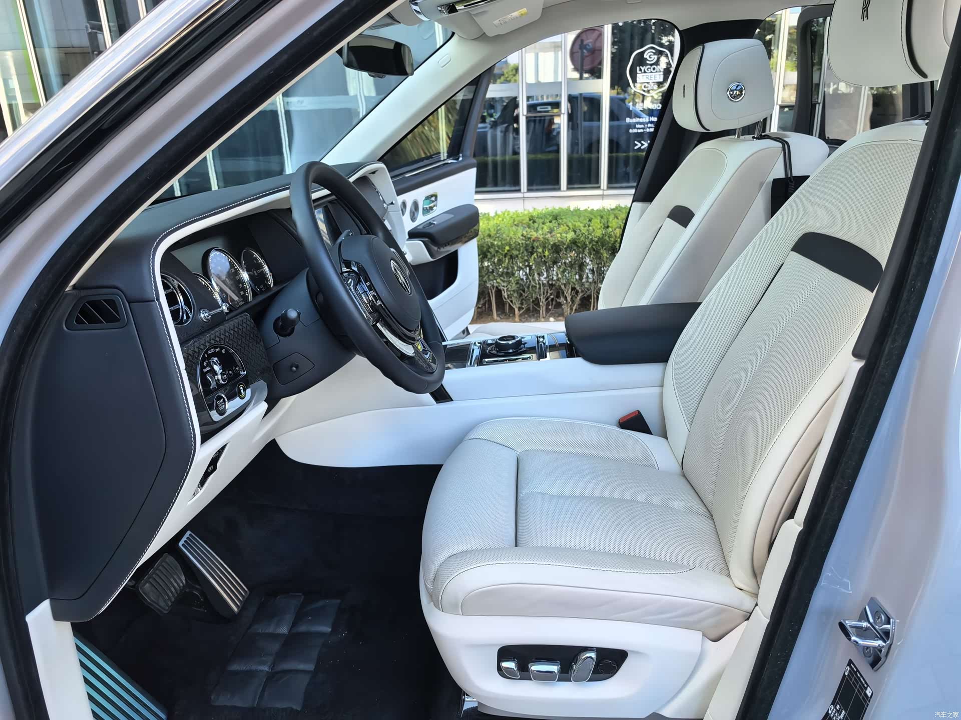Rolls-Royce Cullinan, 2022 11