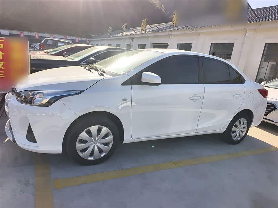 Toyota YARiS L to enjoy