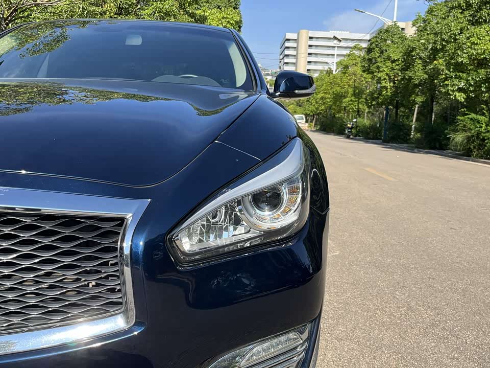 Infiniti Q70