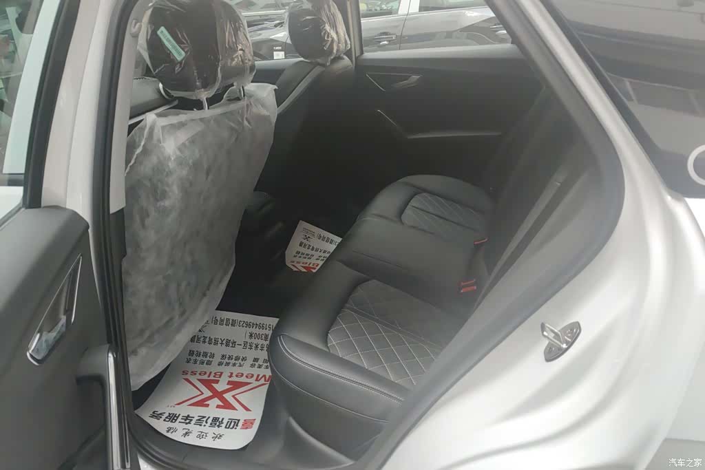 Audi Q2L, 2026 11
