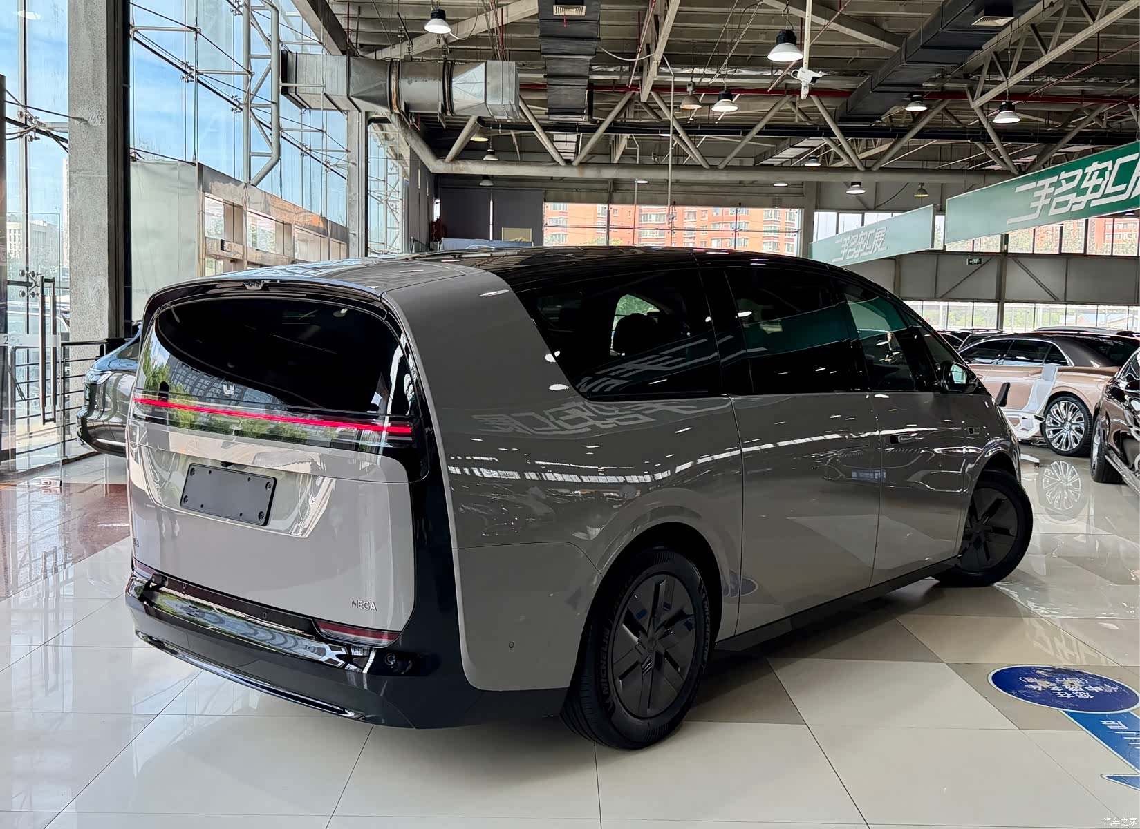 Li Auto MEGA, 2025 33