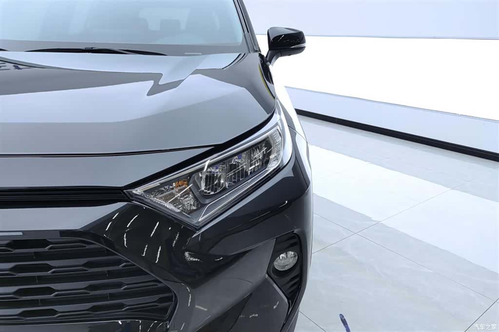 Toyota RAV4, 2023 все фото