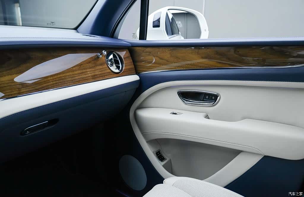 Bentley Bentayga, 2025 23
